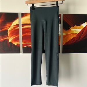 Quince - women’s ultra form high rise capris - NWT